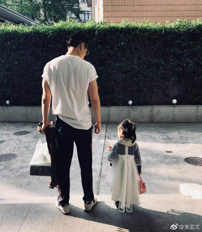 朱亚文晒家庭照 抱俩女儿数对面玻璃画面超温馨