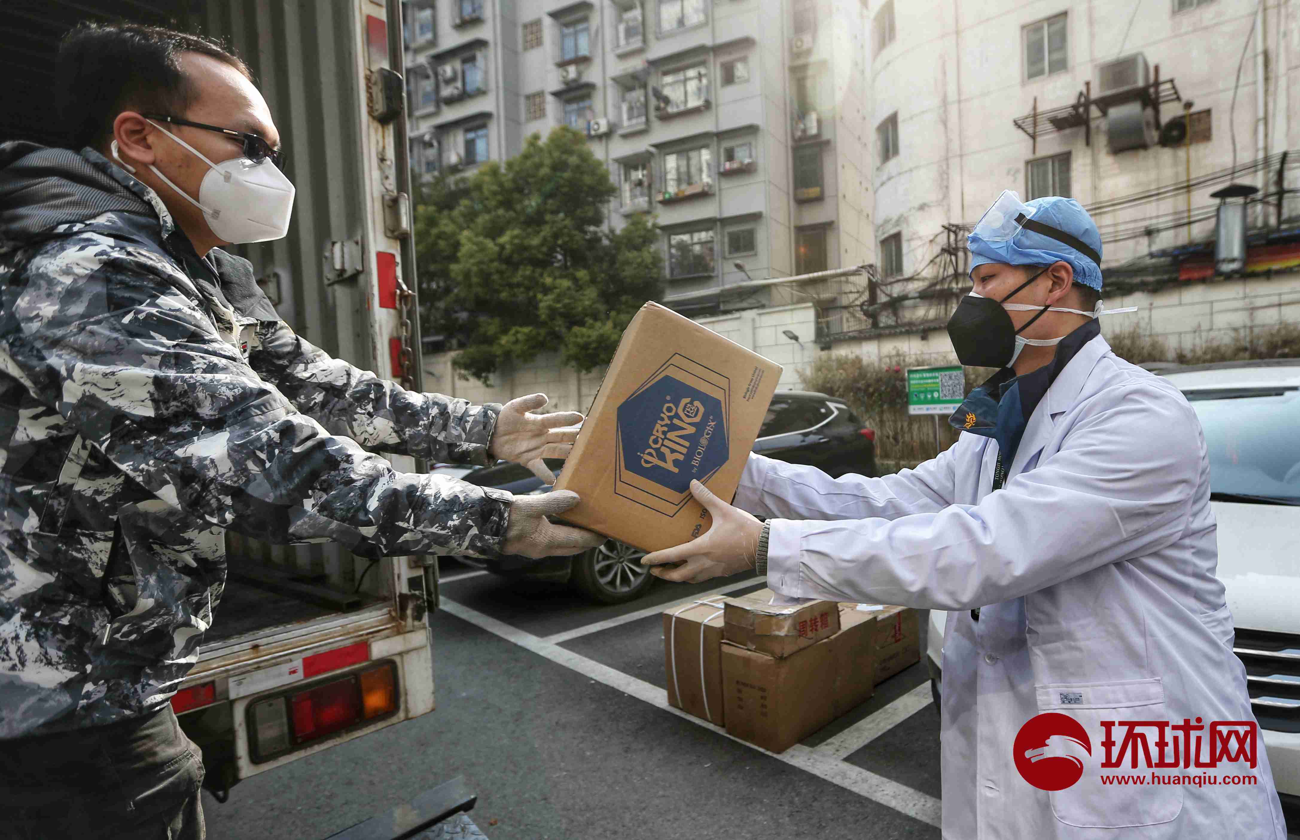 爱心人士驰援武汉同济医院