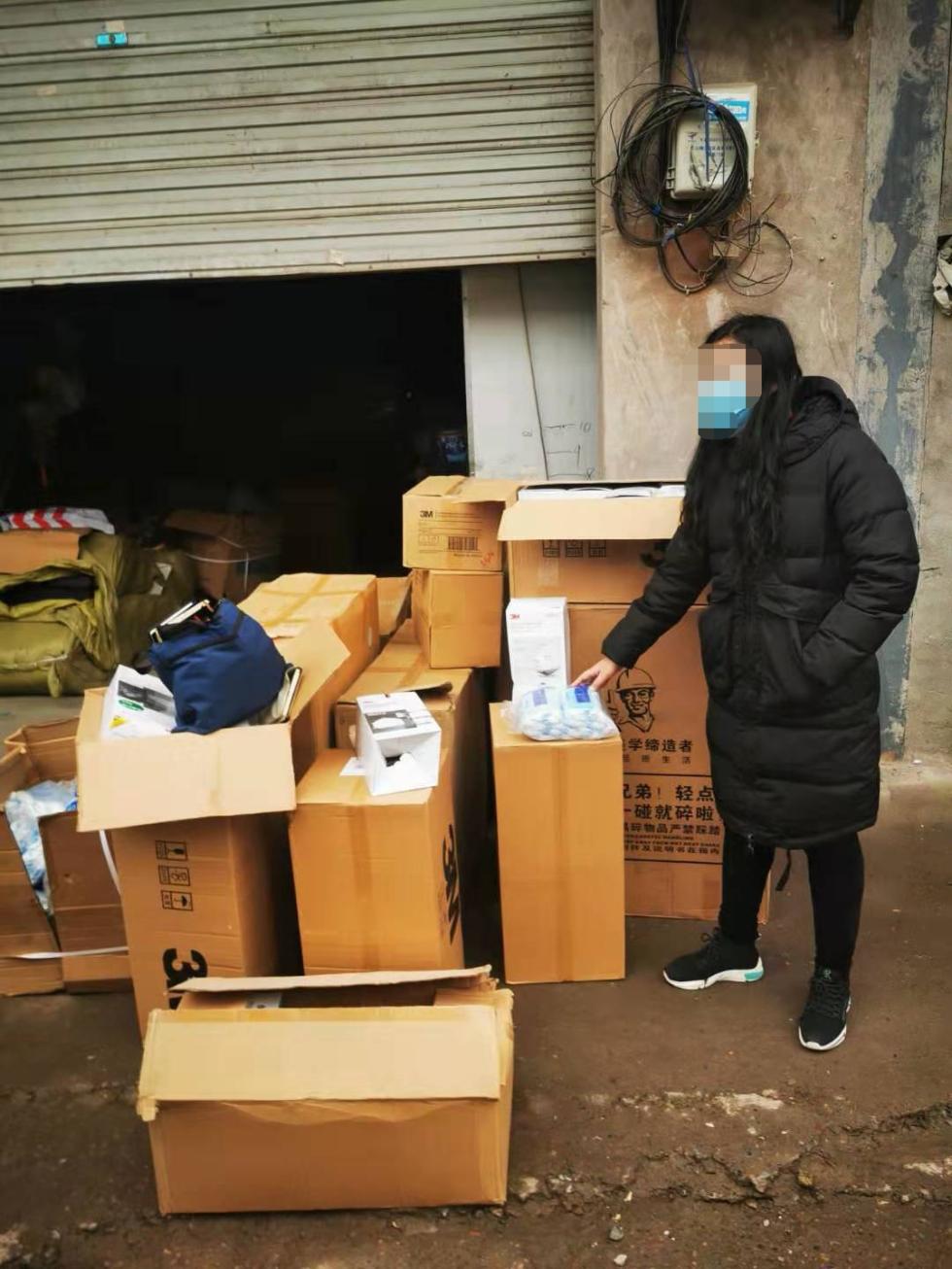 抓人口罩_戴口罩的卡通图片
