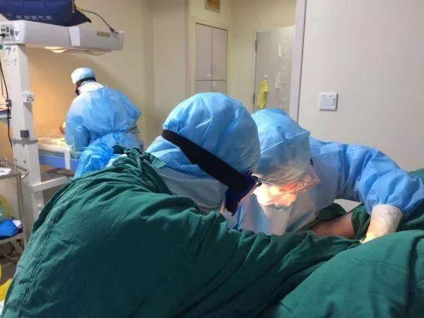 图为协和医院西院妇产科医生在为新型冠状病毒感染的肺炎孕妇接生