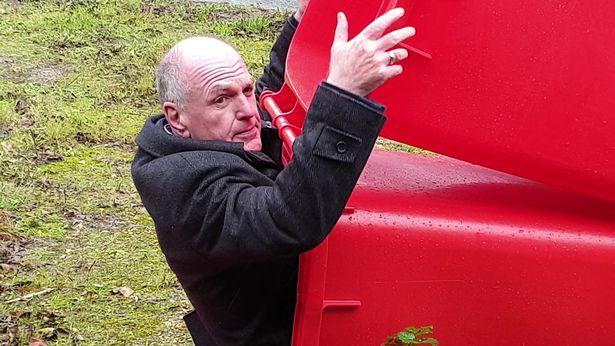 英国富翁建议流浪汉睡垃圾桶：舒适、防风且干燥