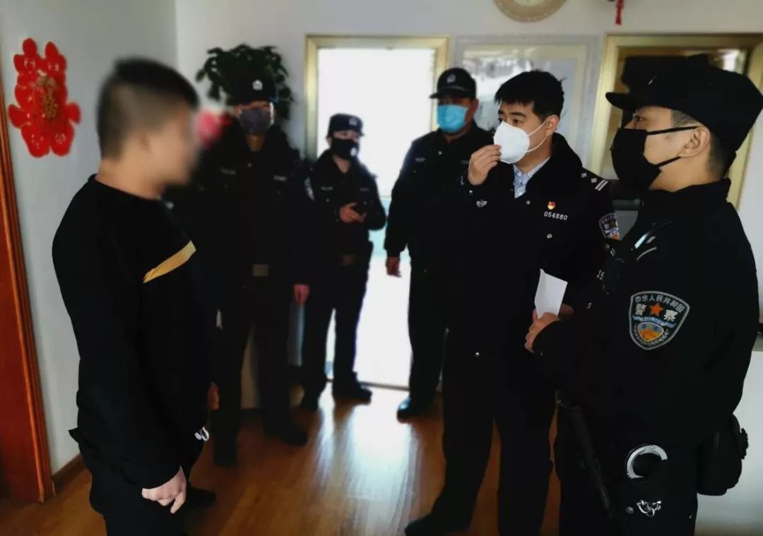 河南三门峡男子拒不接受防疫点检查,殴打工作人员逃逸,已被刑拘 