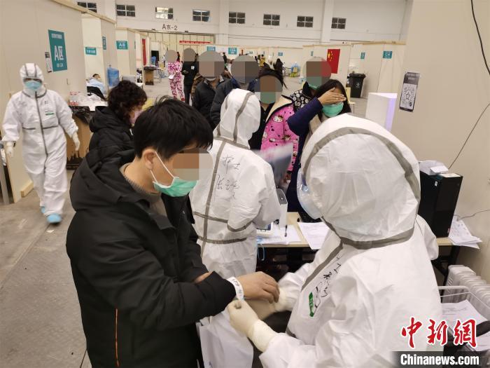 武汉客厅"方舱医院"医护人员接诊患者 高翔 摄