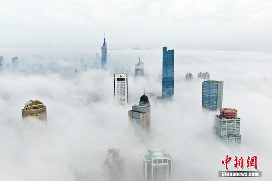 2月13日,江苏省南京市迎来大雾天气,从高空航拍城市中心楼宇,犹如"
