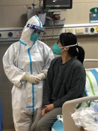 新冠肺炎康复后复工的护士看我站在那病人心安