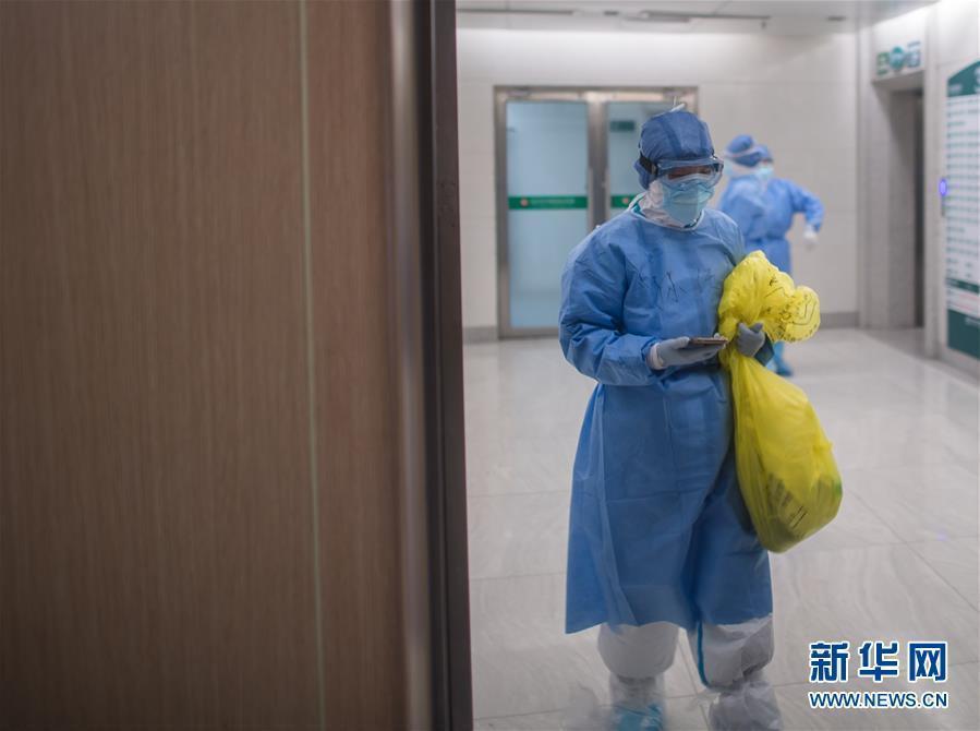 孙纯在武汉市第一医院感染科内忙碌. 新华社记者 肖艺九 摄