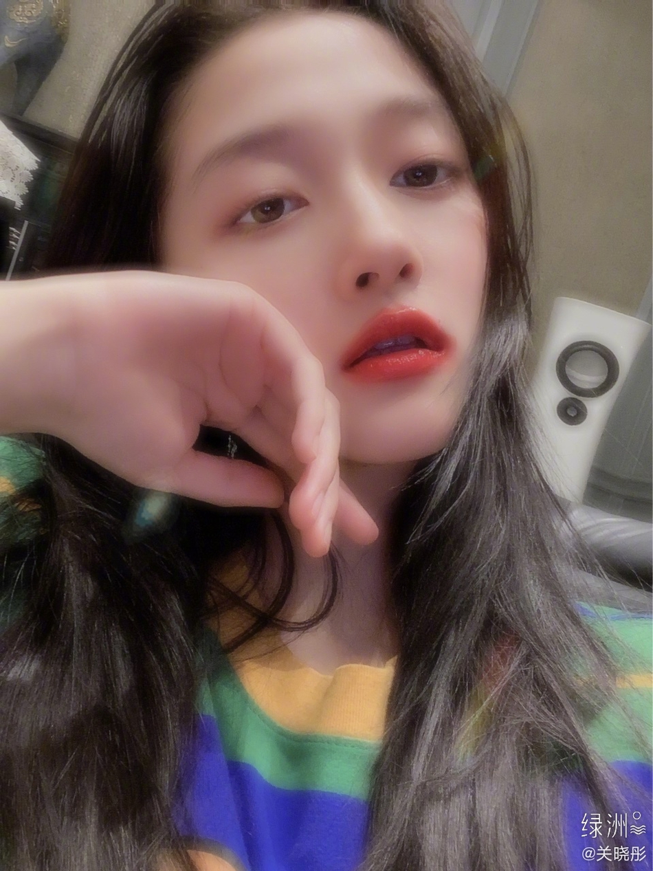 关晓彤晒九宫格自拍 发丝凌乱红唇娇艳欲滴