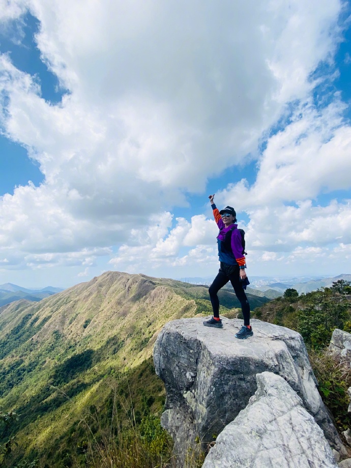 刘嘉玲晒登山照景美如画山顶摆pose笑容灿烂活力十足