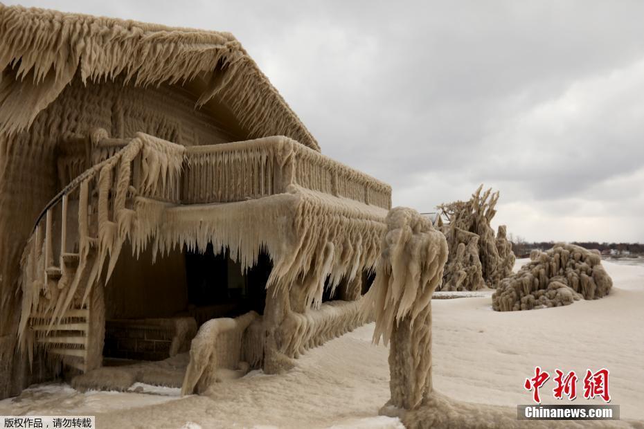 美国纽约迎暴风雪天气房子冻成冰雕