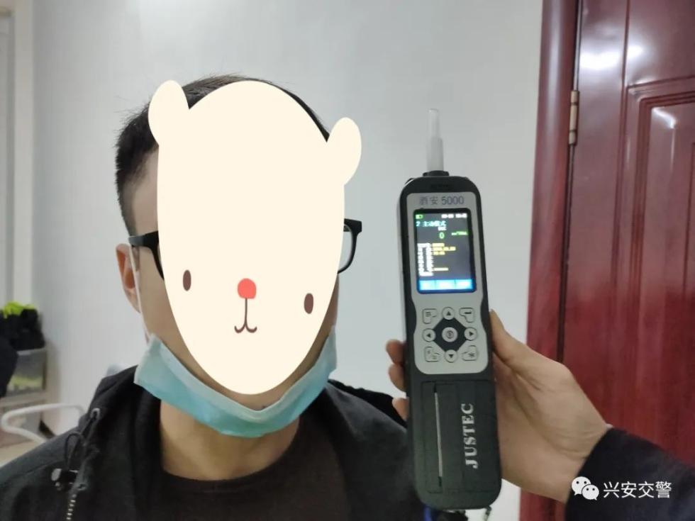 面包车市区乱撞，司机：都怪口罩！