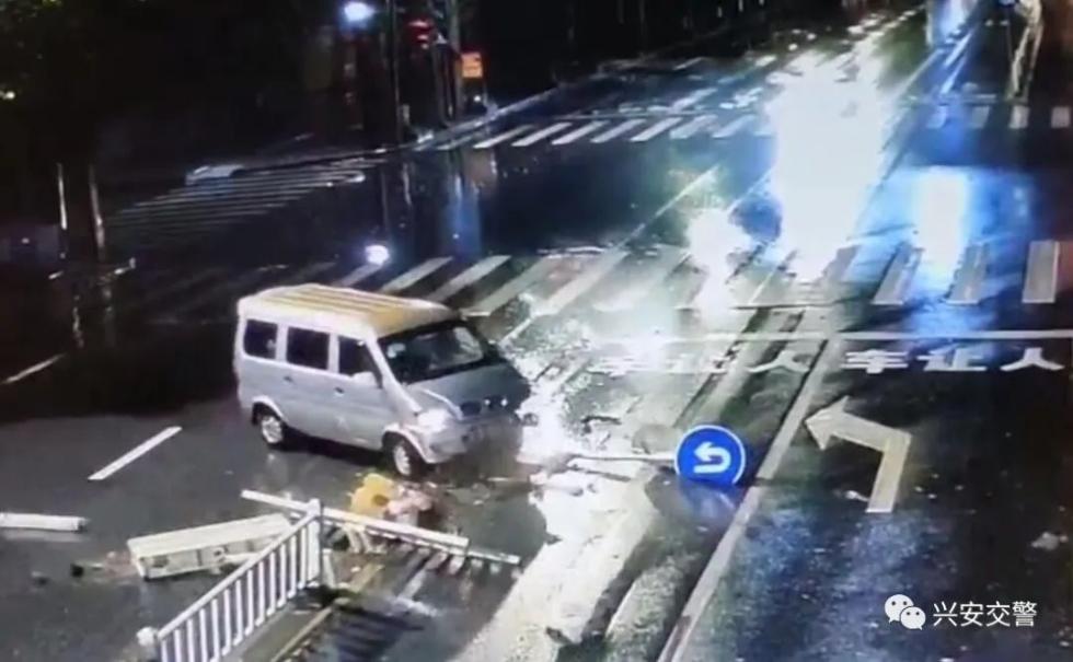 面包车市区乱撞，司机：都怪口罩！