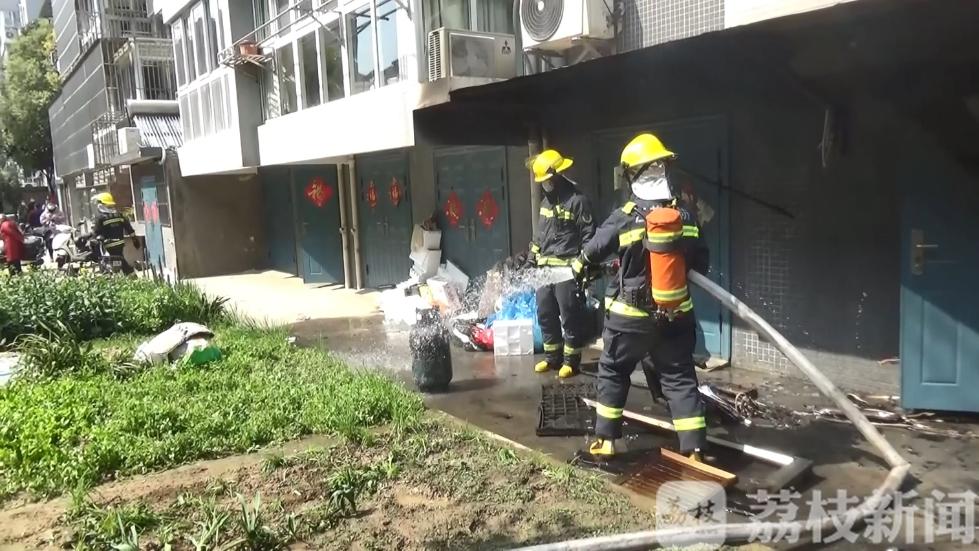 扬州江都一车库起火 里面居然还有俩煤气罐