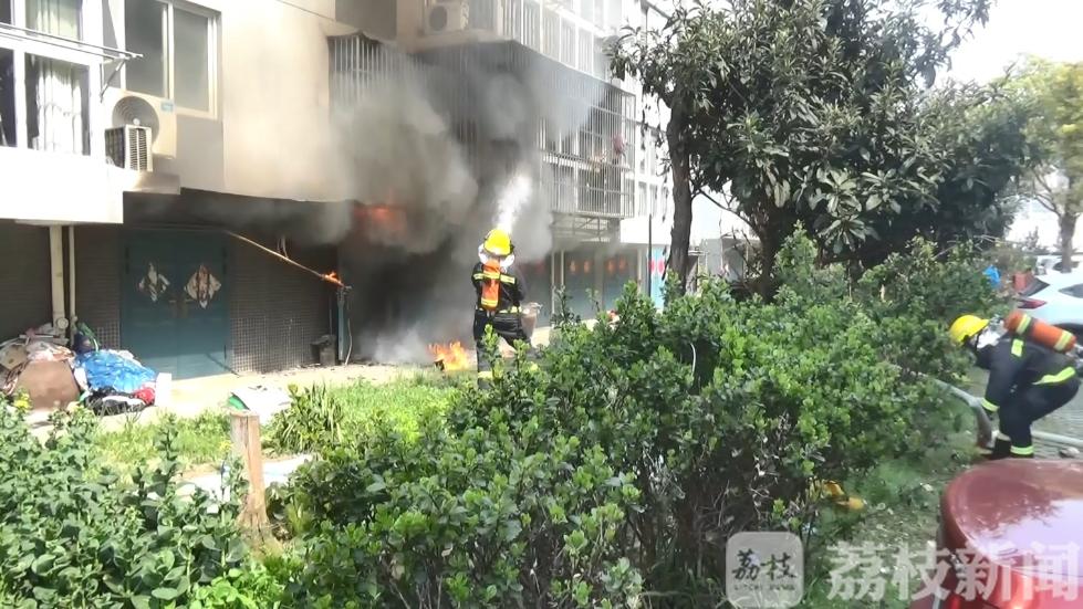 扬州江都一车库起火 里面居然还有俩煤气罐