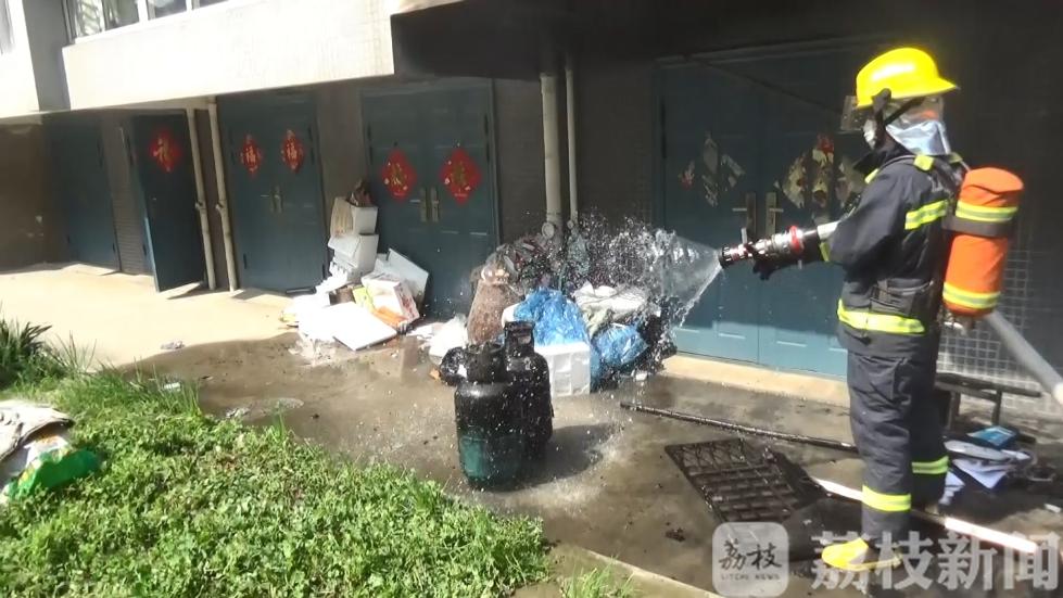 扬州江都一车库起火 里面居然还有俩煤气罐