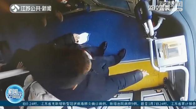口罩不戴好 后果很严重：乘公交拒戴口罩 南京一男子被警方带走