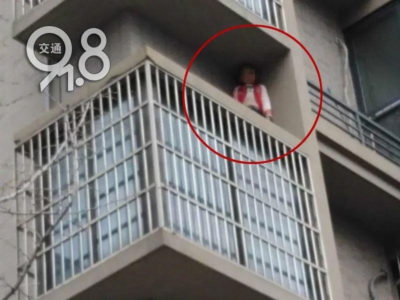 ?事发杭州！三个孩子在家玩捉迷藏，其中一个爬出了4楼窗外……