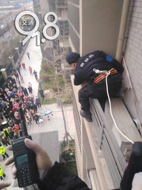 ?事发杭州！三个孩子在家玩捉迷藏，其中一个爬出了4楼窗外……