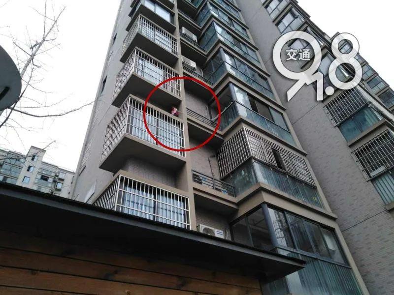 ?事发杭州！三个孩子在家玩捉迷藏，其中一个爬出了4楼窗外……