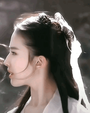 刘亦菲凭借花木兰吸粉无数,郑秀晶一张照片就