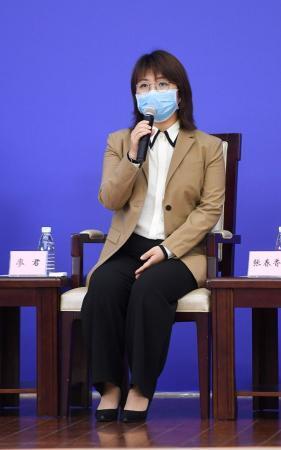 今天，她从“提问者”，变成了“被提问者”