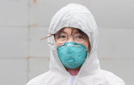 今天，她从“提问者”，变成了“被提问者”