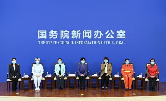 今天，她从“提问者”，变成了“被提问者”