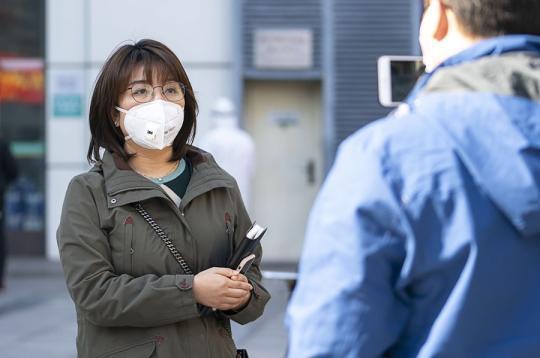 今天，她从“提问者”，变成了“被提问者”