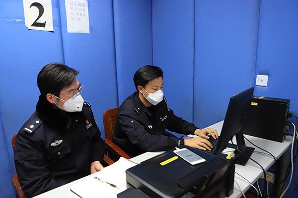 上海民警怒斥“口罩骗子”获千万网友点赞，又一周连破三案