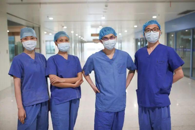 “他身后是一个家啊！”27岁医生崩溃大哭，同事隔着玻璃举起一张纸……