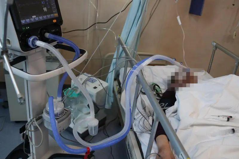 “他身后是一个家啊！”27岁医生崩溃大哭，同事隔着玻璃举起一张纸……