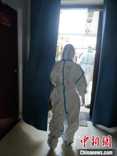 方舱女管家：110吨物资托举“生命之舟”