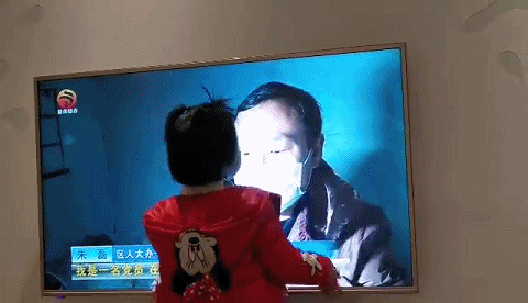 “爸爸，爸爸，爸爸……”4岁女孩贴着电视屏幕喊了29声，听得人泪如雨下
