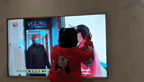 “爸爸，爸爸，爸爸……”4岁女孩贴着电视屏幕喊了29声，听得人泪如雨下