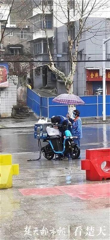 风雨中都撑起一把伞，阳光就来了