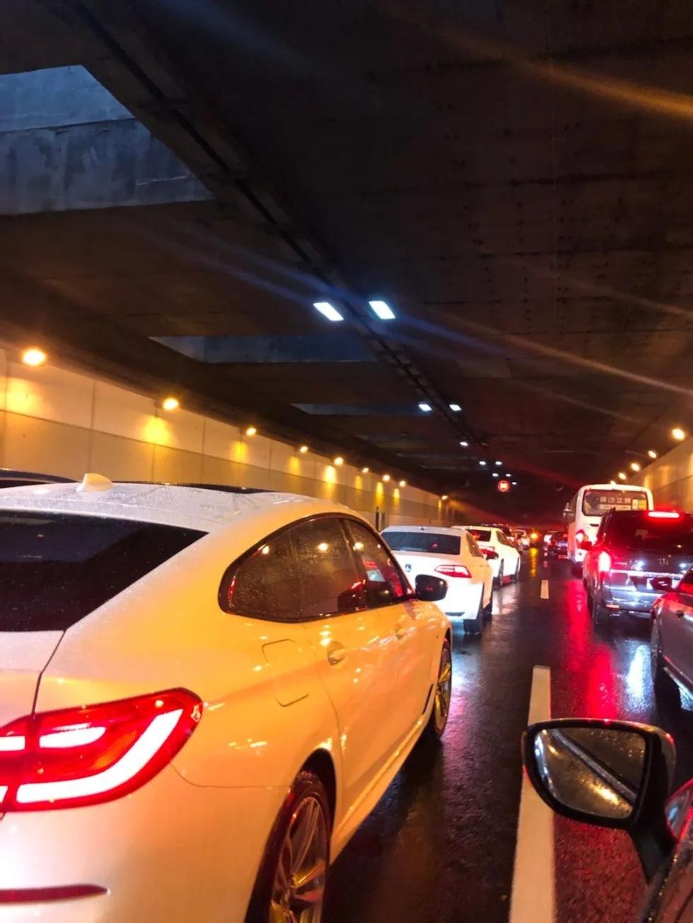 上海中环路外圈北虹路地道发生多车事故！目击者：车辆起火现场浓烟滚滚