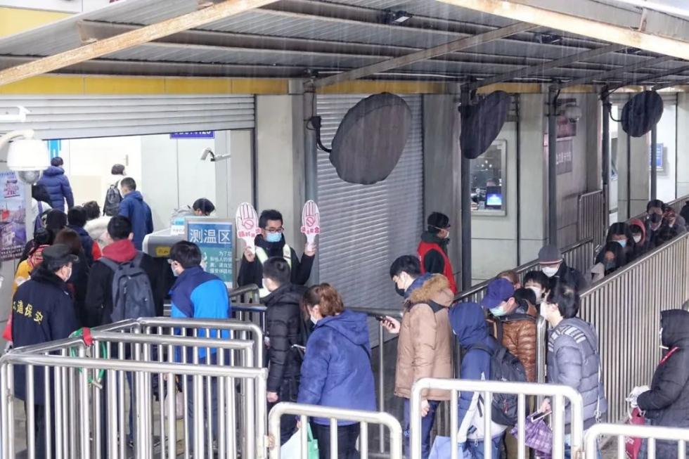 上海中环路外圈北虹路地道发生多车事故！目击者：车辆起火现场浓烟滚滚