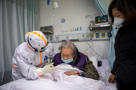 生死拉锯：一名71岁新冠肺炎危重症患者曾想放弃