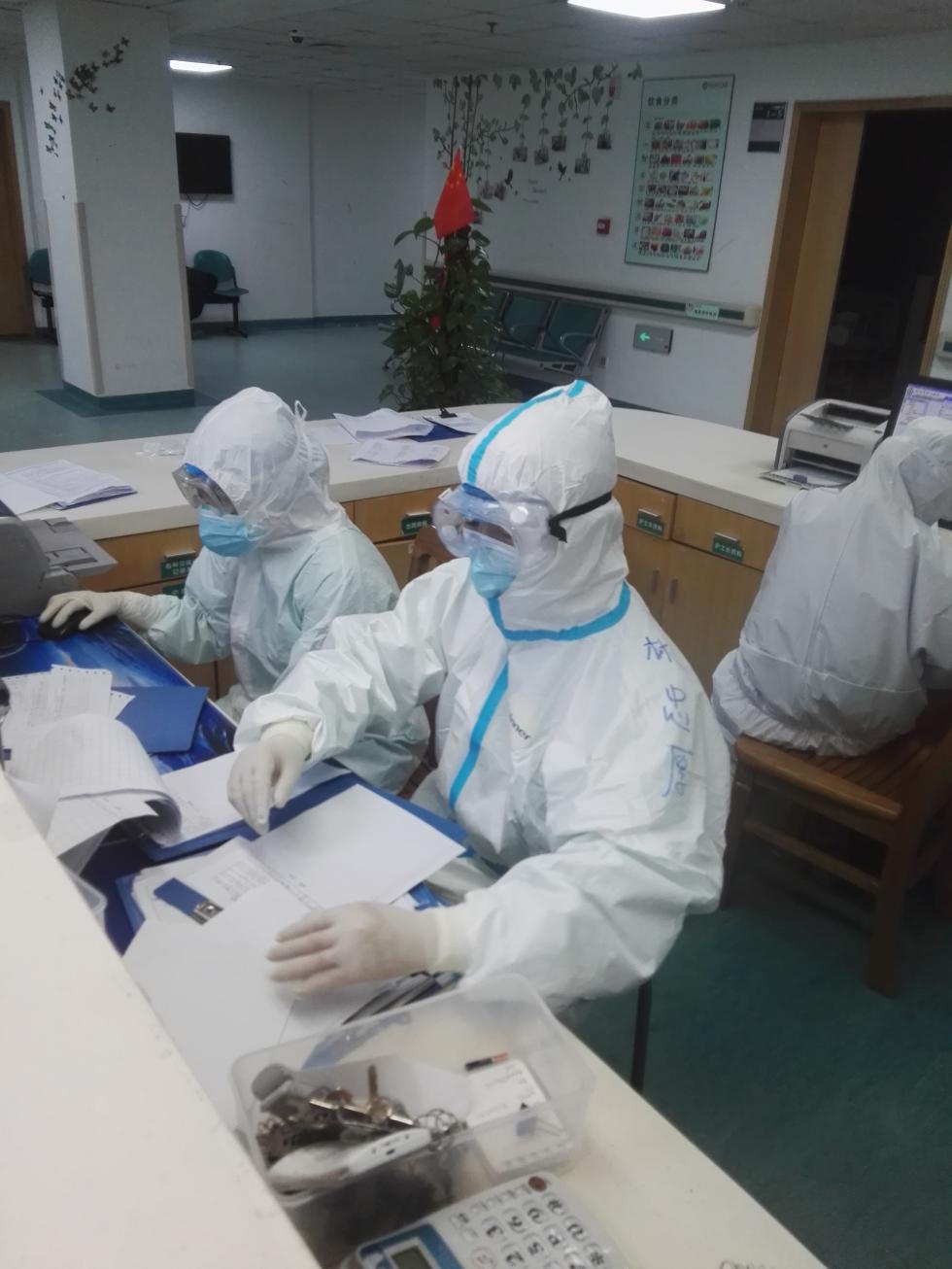 福建援鄂男护士长：我们在护理中与患者交心