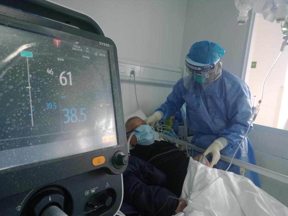 福建援鄂男护士长：我们在护理中与患者交心