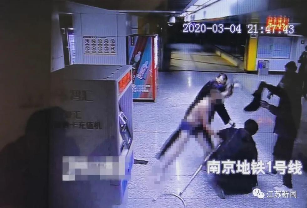 男子地铁站内测体温时仅穿内裤：我脱光了给你们查