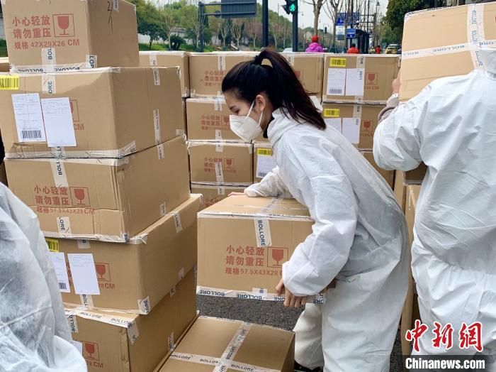 武汉“90后”夫妻志愿者:兼多份工同心战“疫”