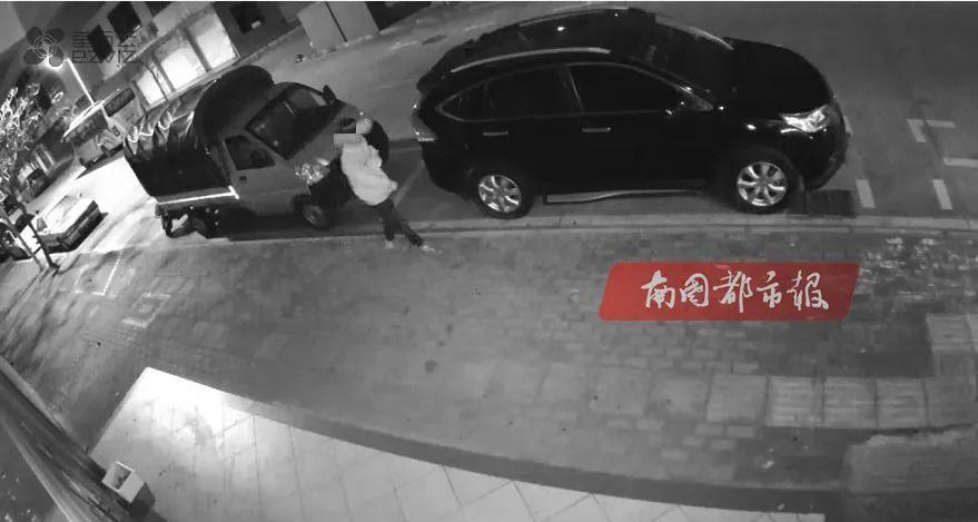 奇葩！海南琼海一男子深夜当街“嗯嗯”，同一个位置，5次！原因竟是……