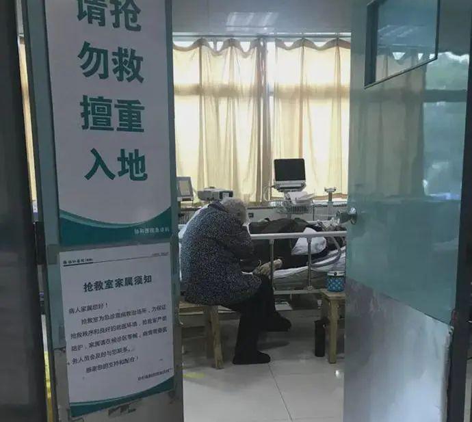 90岁老母亲陪护4天4夜的儿子还是走了，“灾难怎么就降临在了我的家庭？”
