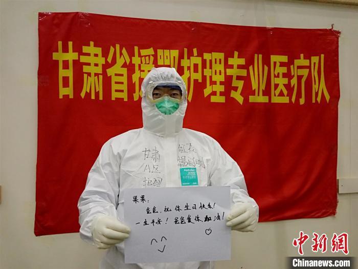 医护人员“方舱记忆”：出院患者翻拍手机照片 愿记住每个人