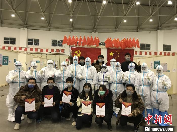 医护人员“方舱记忆”：出院患者翻拍手机照片 愿记住每个人
