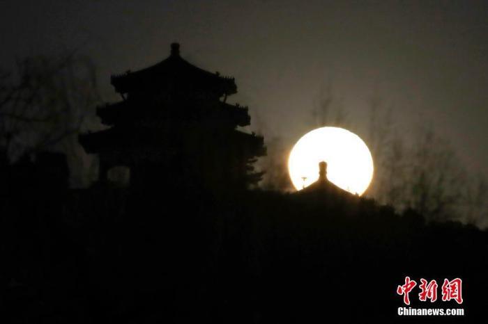 “超级月亮”话题屡登热搜：如何形成？怎样观测？