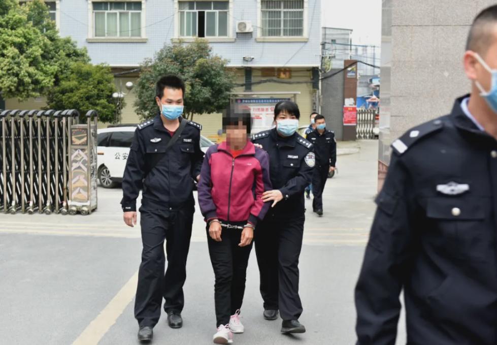 女子弑夫后埋尸家中煤堆携女潜逃外省 17年后被抓