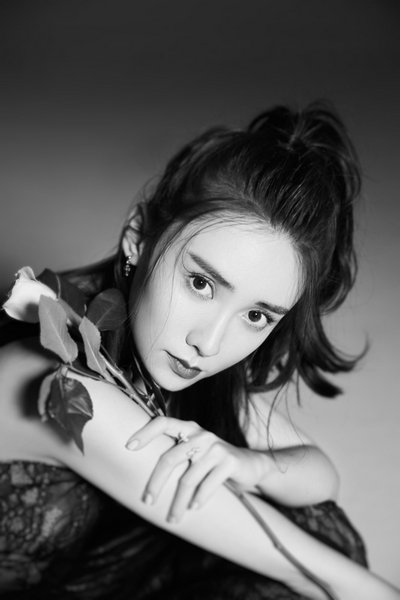 马秋子黑白色系写真曝光 身穿黑色蕾丝礼裙高贵优雅