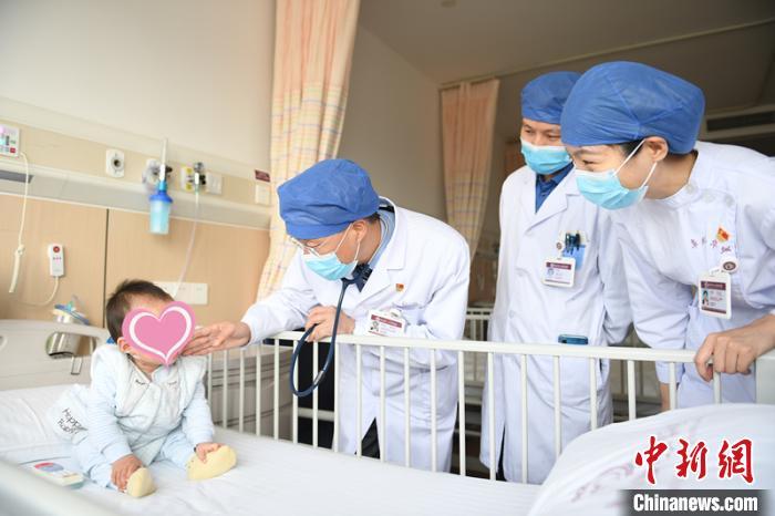 一岁宝宝被4cm钢针“扎心” 医生：家长照顾孩子切勿疏忽