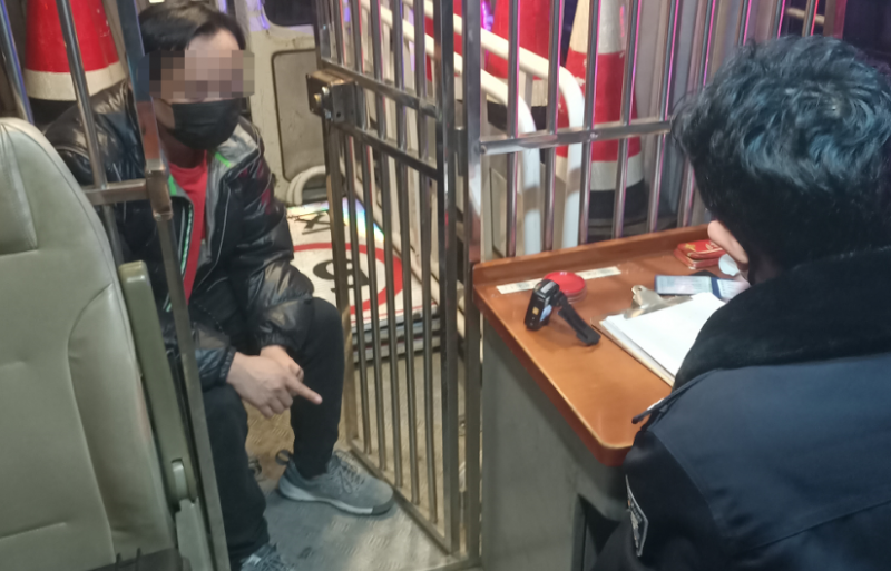 栽了！酒驾送朋友出小区被防疫人员举报